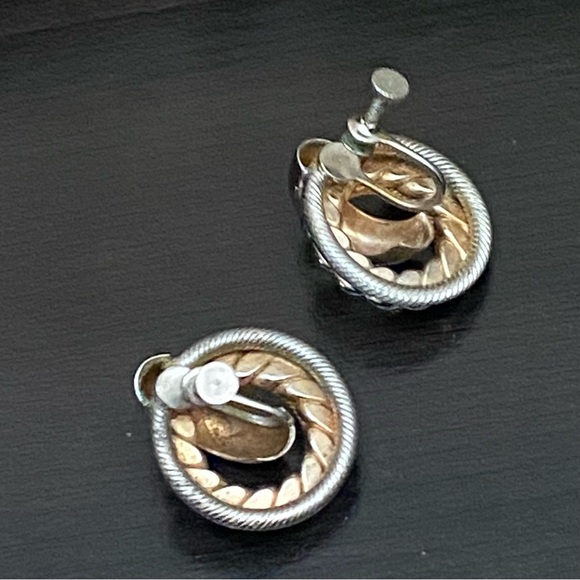 Vintage Unsigned Two-tone Round Rope Twisted Screw Back Earrings - Picture 6 of 11